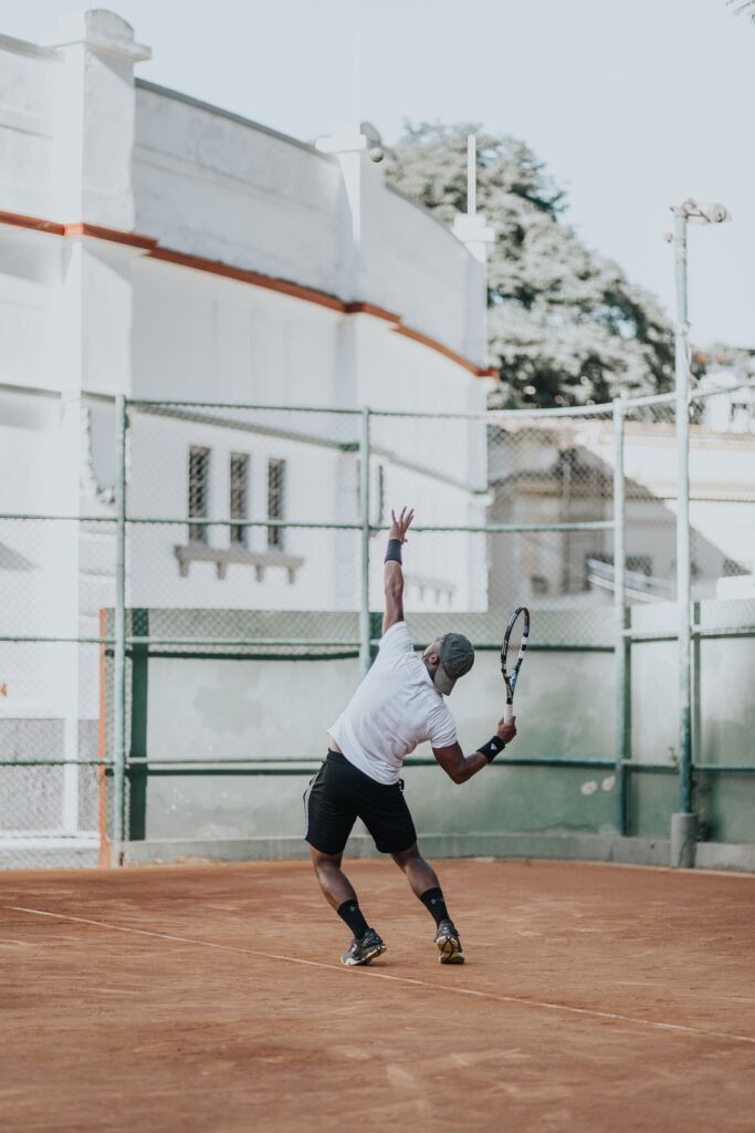 Chico preparándose para golpear una pelota de tennis