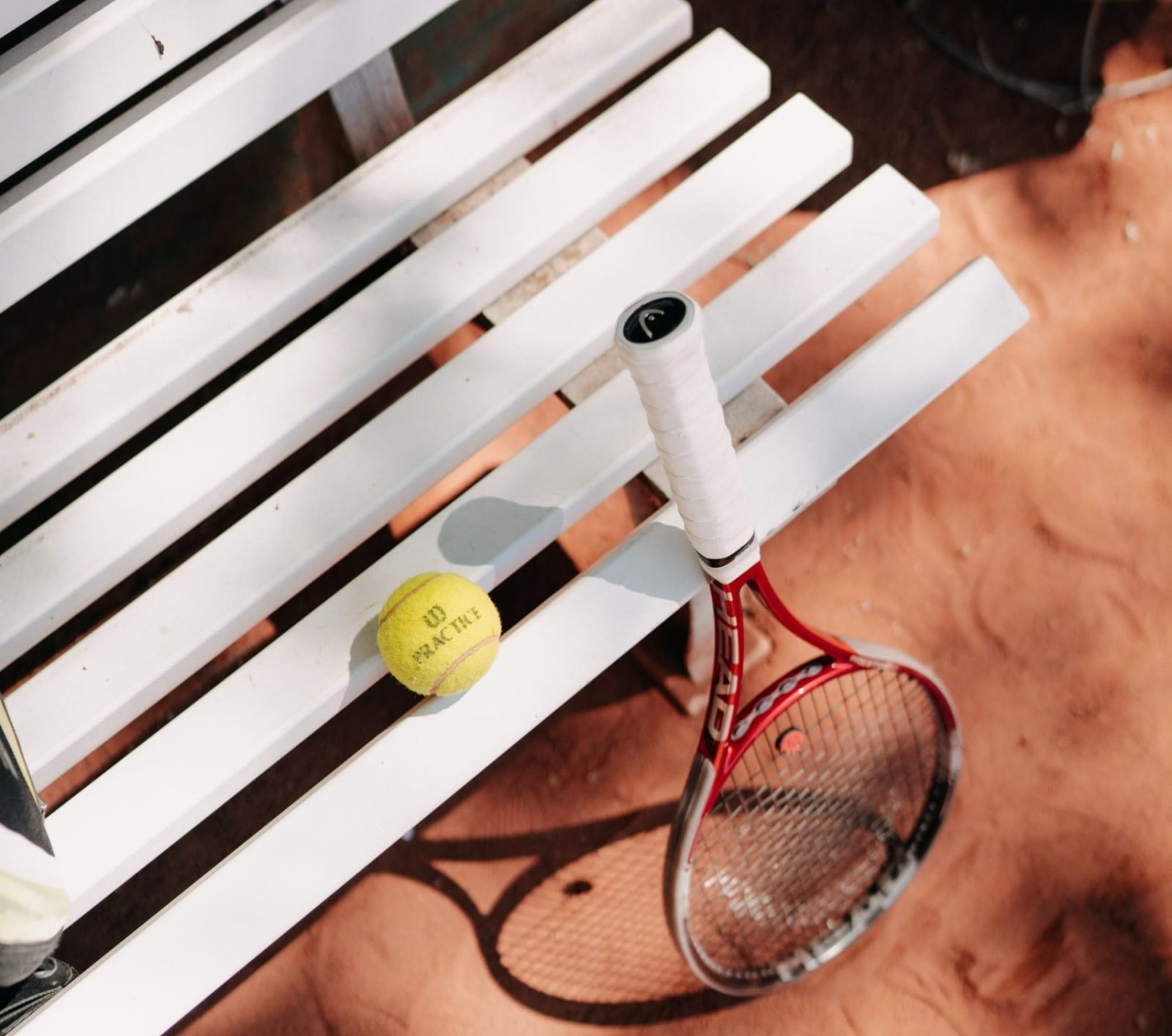 Pala de pádel y pelota